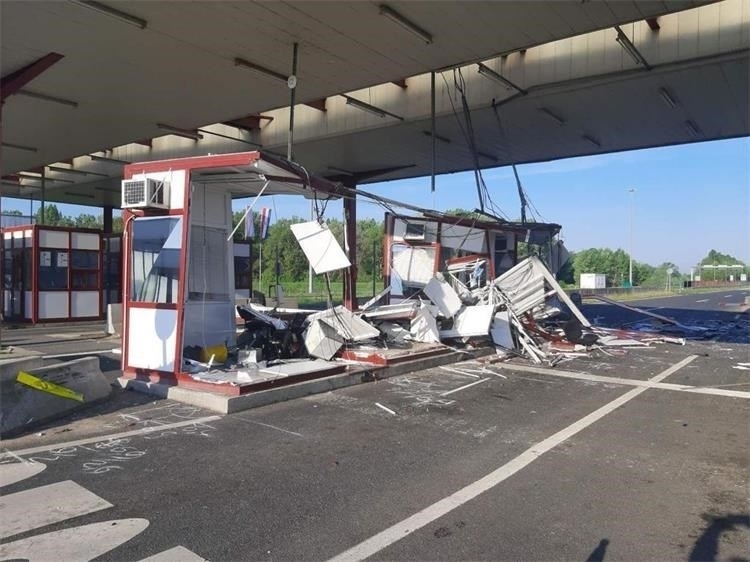 Шестима души бяха ранени след като микробус с българска регистрация