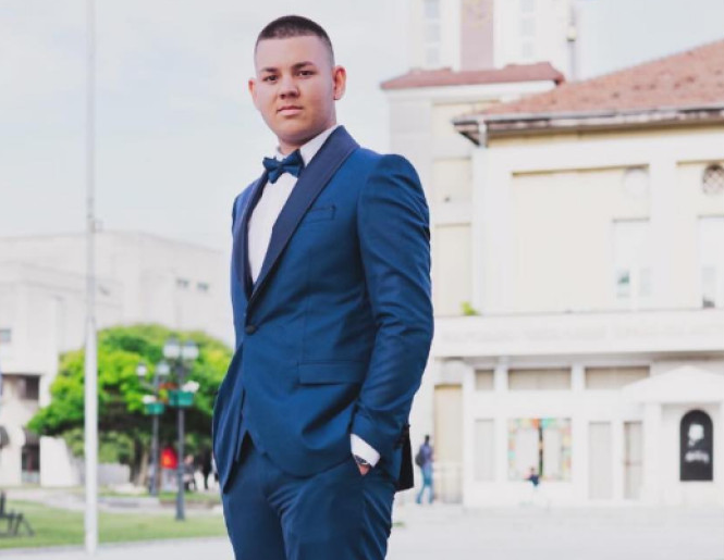 Младеж от Козлодуй дарява костюма от бала си на абитуриент