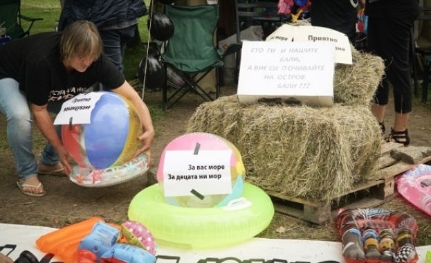 Майките на деца с увреждания които протестират пред Народното събрание