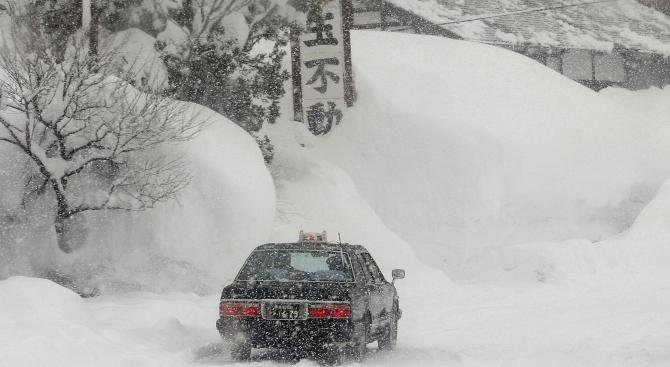 Снежна буря в Северна и Централна Япония предизвика смущения в