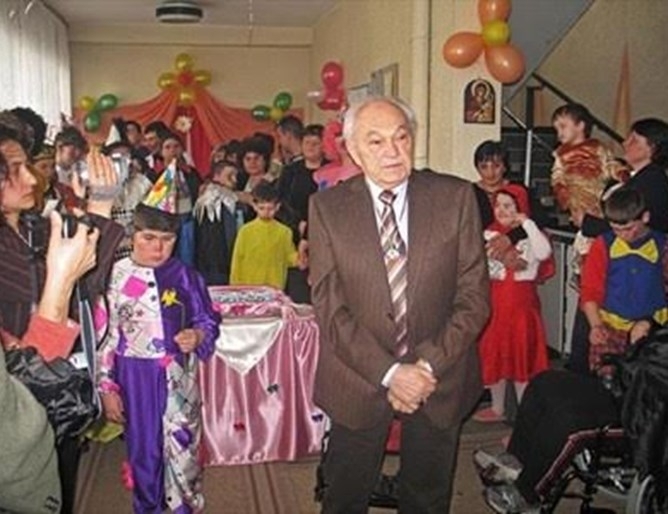 Емигрантът Кирил Маринов от село Винище изпрати подаръци за всяко