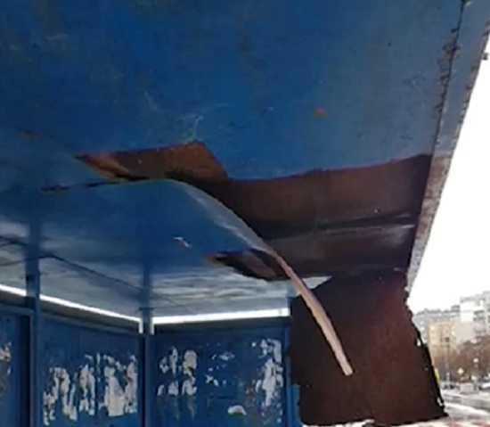 Част от спирка на градския транспорт падна върху главата на