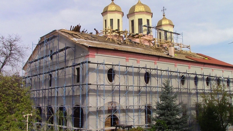 Строители от Самоков обновяват сградата на храм „Успение Богородично” в