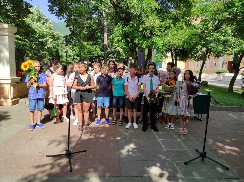 Вчера 48 четвъртокласници от Средно училище Христо Ботев Враца получиха удостоверения