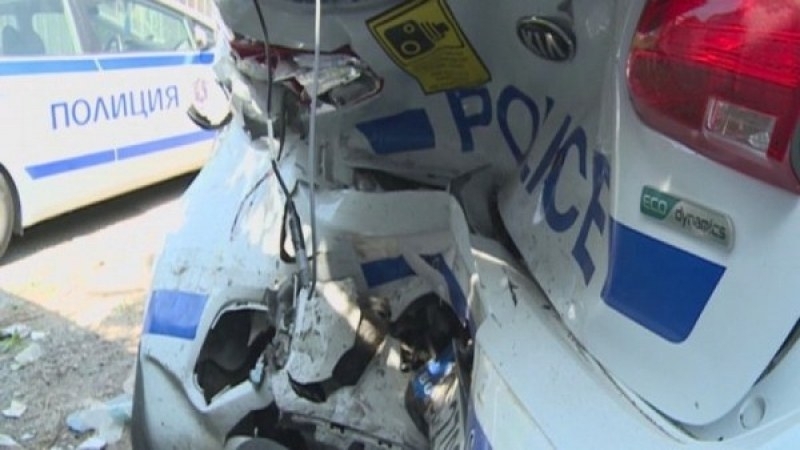 Шофьор на камион е блъснал полицейска кола в село Коевци