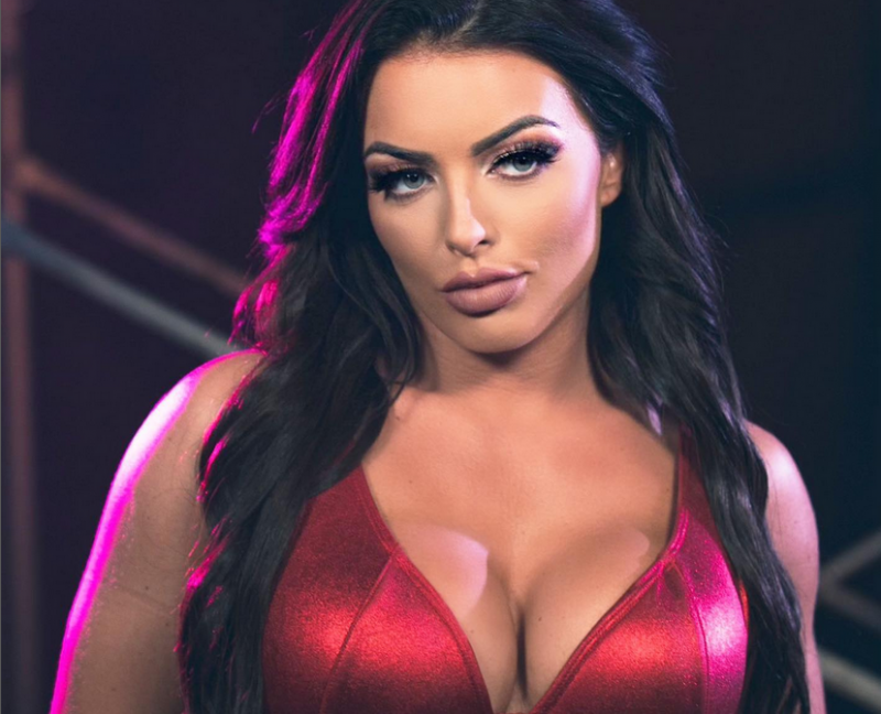 Звездата на Световната федерация по кеч Манди Роуз за пореден