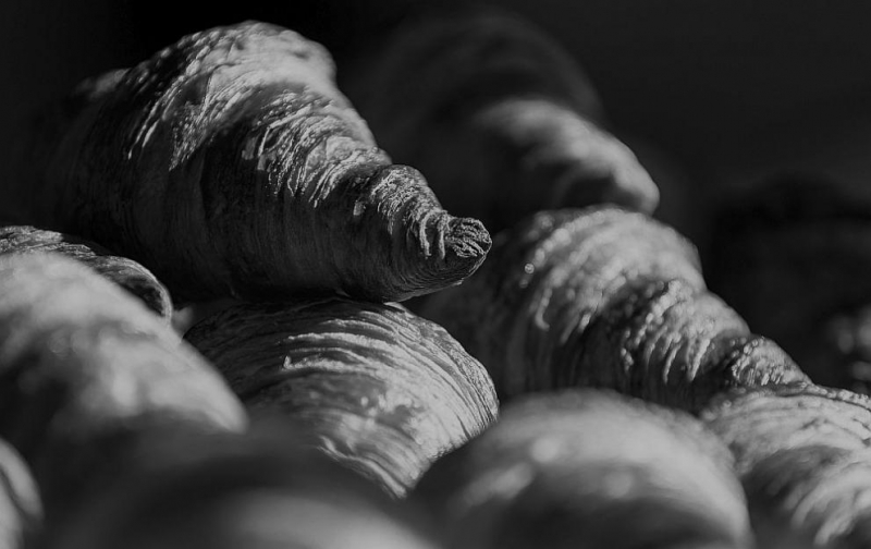 Отвратителни на външен вид вегански кроасани приличащи на екскременти скандализираха