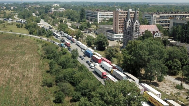За пореден ден колони от ТИР ове затрудняват и забавят движението