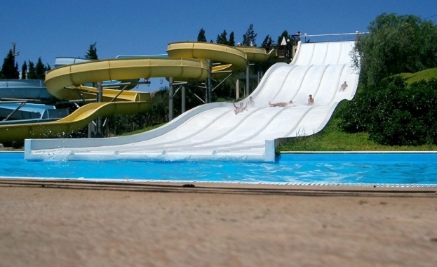 18 годишно момче загина вчера при спускане от водна пързалка в