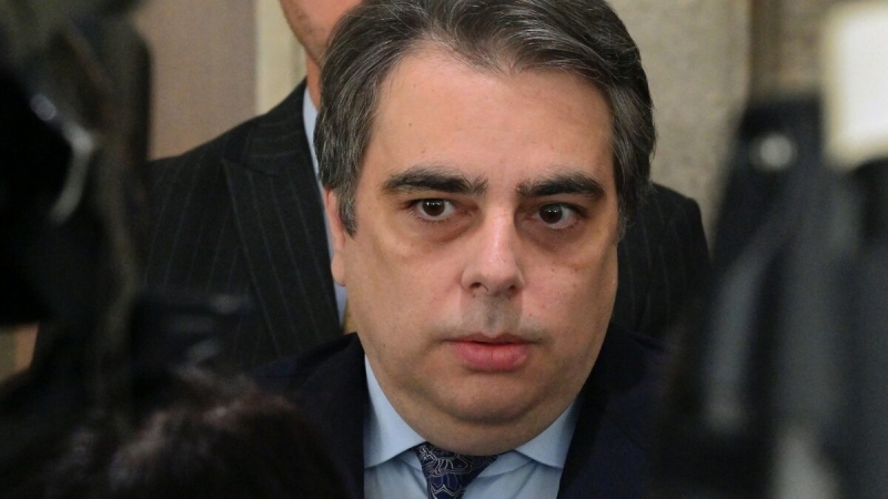 Асен Василев: Бъркат в джоба на хората, за да покрият кражбите