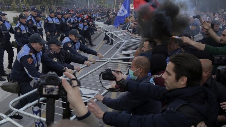 Многохиляден протест се проведе в събота в албанската столица Тирана