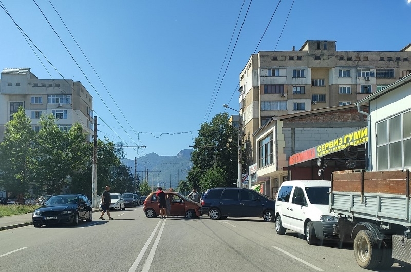 Пътен инцидент е станал преди минути във Враца научи агенция
