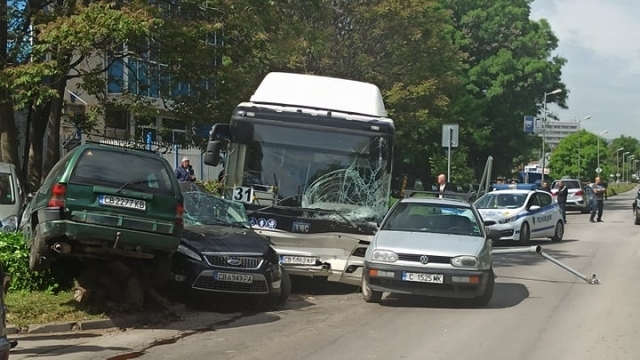 Автобус на градския транспорт помете 7 коли в София /снимка/