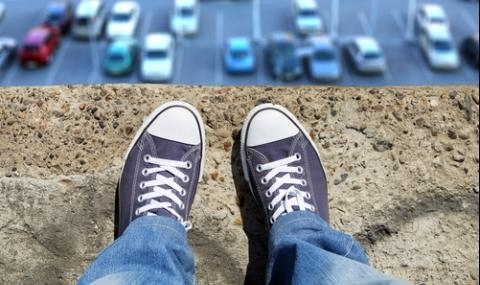 65 годишен мъж е загинал след като е скочил от третия