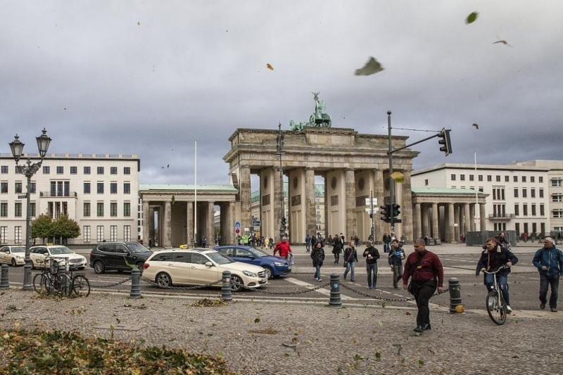Седем души загинаха в четвъртък в буря която се разрази със