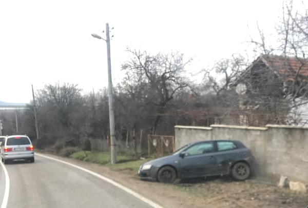 Кола се заби в оградата на къща във Видинско научи