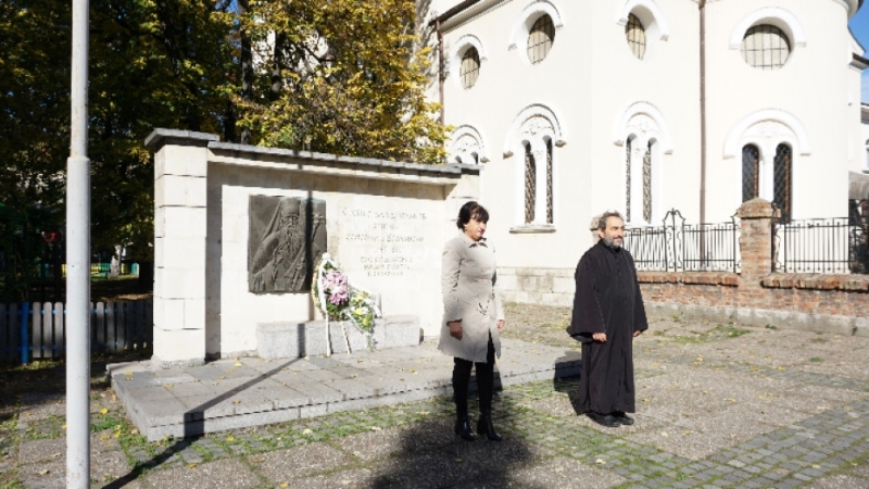 По случай Деня на народните будители пред паметната плоча на