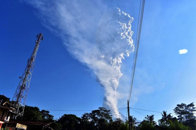 Индонезийските власти обявиха тревога заради най нестабилния вулкан в страната Маунт Мерапи разположен