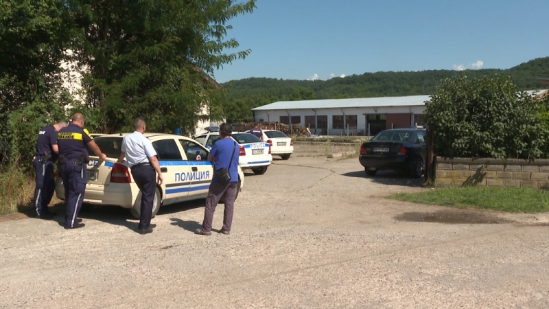 Група въоръжена до зъби смля от бой мъж в Берковица