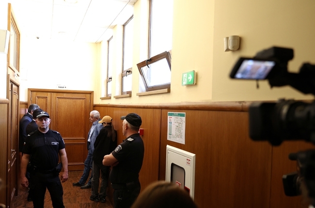 Болен адвокат отложи решението на съда дали бившият началник на