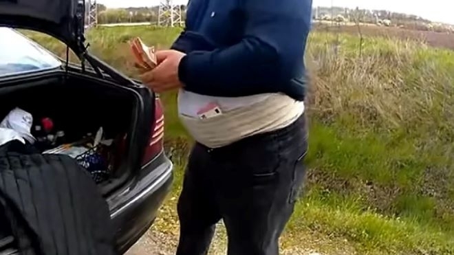 Намериха укрити в пояс 12 000 евро и списъци с имена при акция срещу купения вот в Търговище /видео/