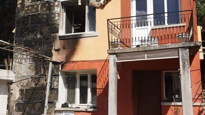 Пожар изпепели къщата на петчленно семейство в Перник през нощта