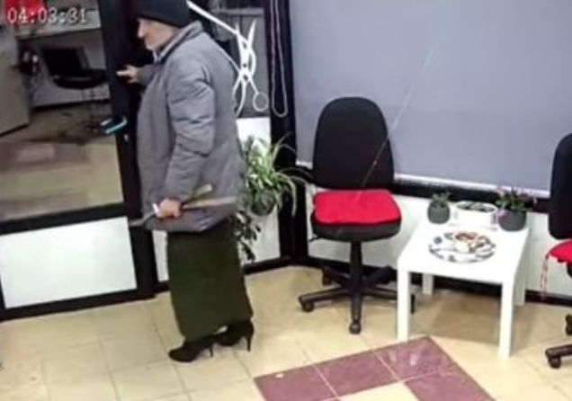 Възрастен мъж облечен като жена с с пола и високи