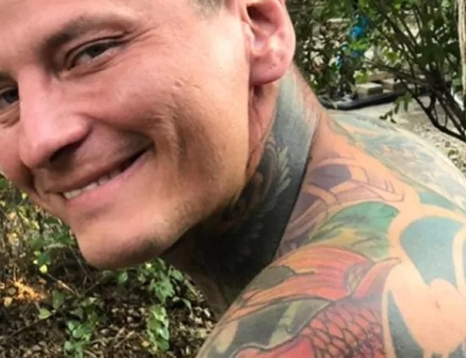 Вдовицата на канадски татуировчик изпълни предсмъртното му желание като големи