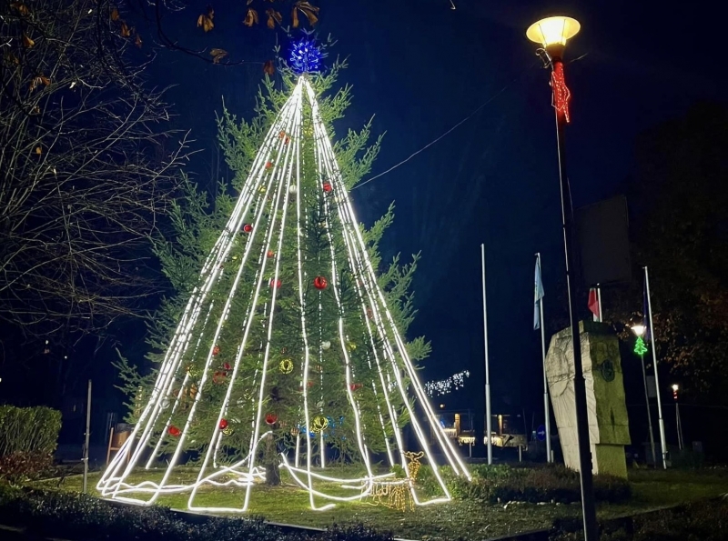 Празнична атмосфера вече цари във Вършец  
Пред сградата на общината засия