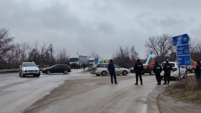 Протест блокира за кратко два пътни участъка във Видинско /снимка/
