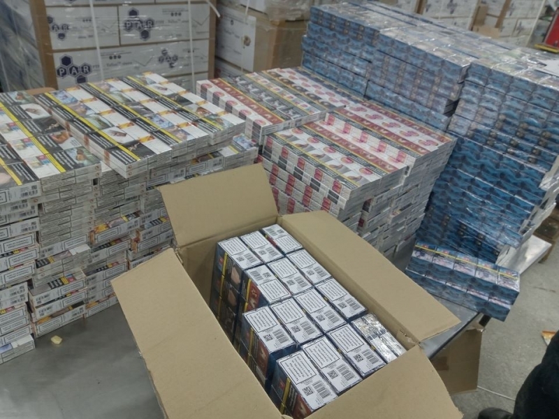 Митничари задържаха цигари в кашони с бисквити, боза и безалкохолно на границата с Румъния /снимки/
