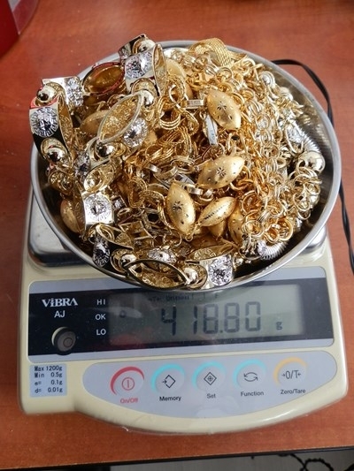 Контрабандни златни накити откриха митническите служители при проверка на лек