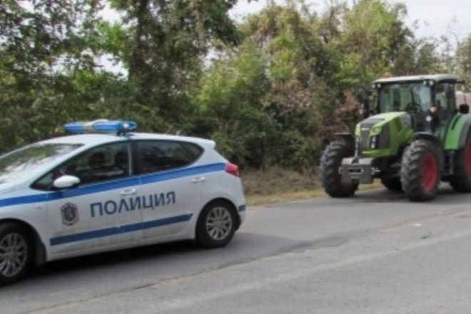Снимка: Тарикат без книжка подкара нередовен трактор във врачанско село, спипаха го