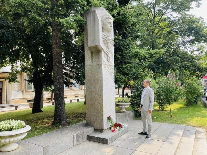 Кметът на Враца Калин Каменов поднесе цветя пред паметника на