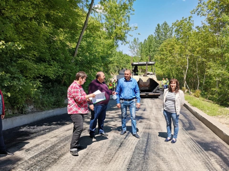 Продължават строително монтажните работи по ремонта на пътна инфраструктура на територията