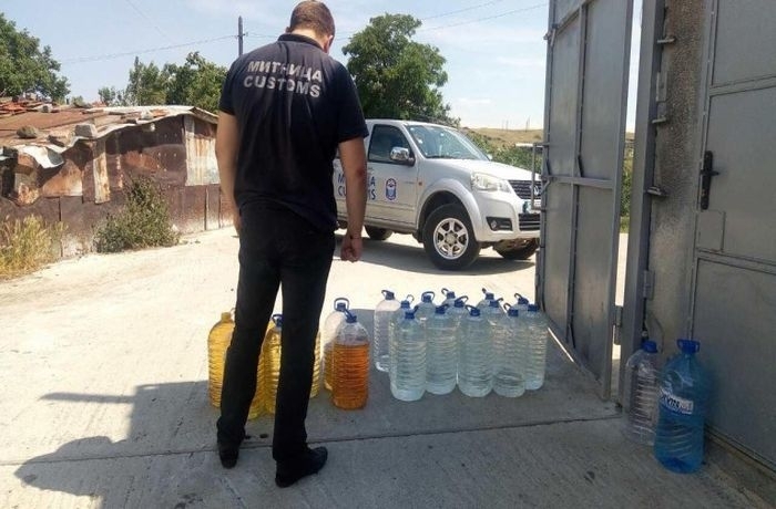 Полицаи и митничари са конфискували близо 50 литра ракия в