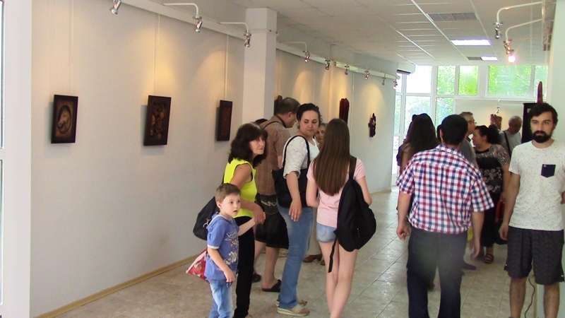 Дърворезбарят Мартин Милчов подреди първата си самостоятелна изложба в Лом Експозицията представя майсторски