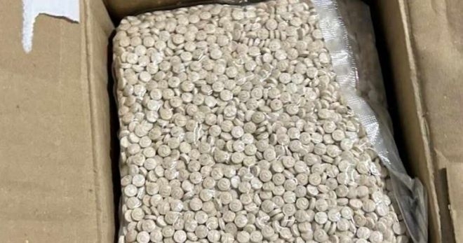 Двама мъже бяха арестувани след като бяха заловени с 32