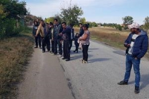 Почернени близки и роднини на починалата снощи Сара блокираха за