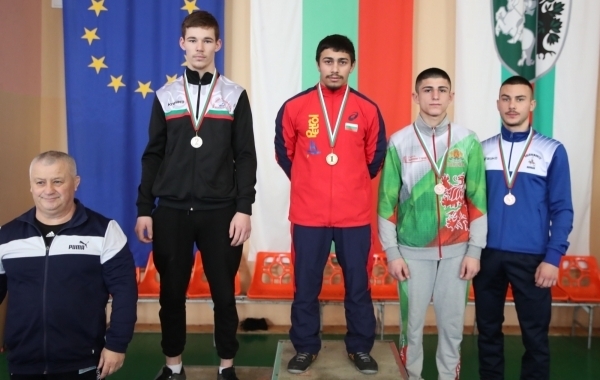 С убедителни победи шампионите спечелиха финалните си срещи на държавното