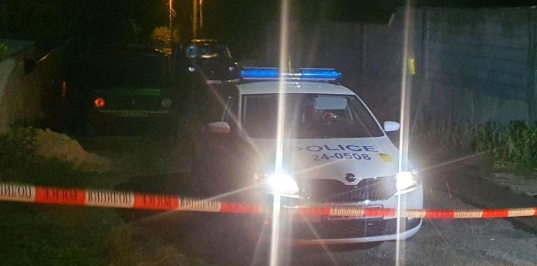 Мъж е прострелял двама при скандал във вход във Враца