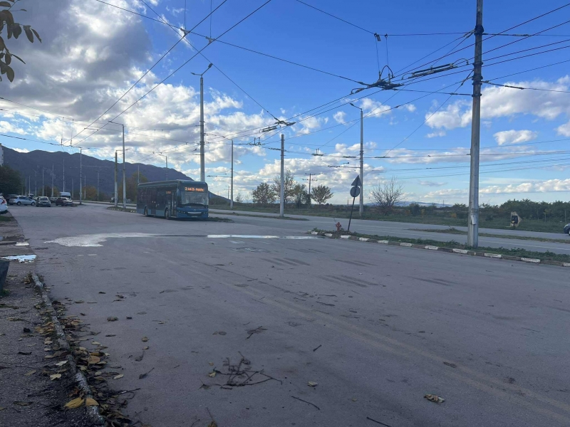 Кървав инцидент! Автобус от градския транспорт блъсна баба във Враца, прати я в болница /снимки/