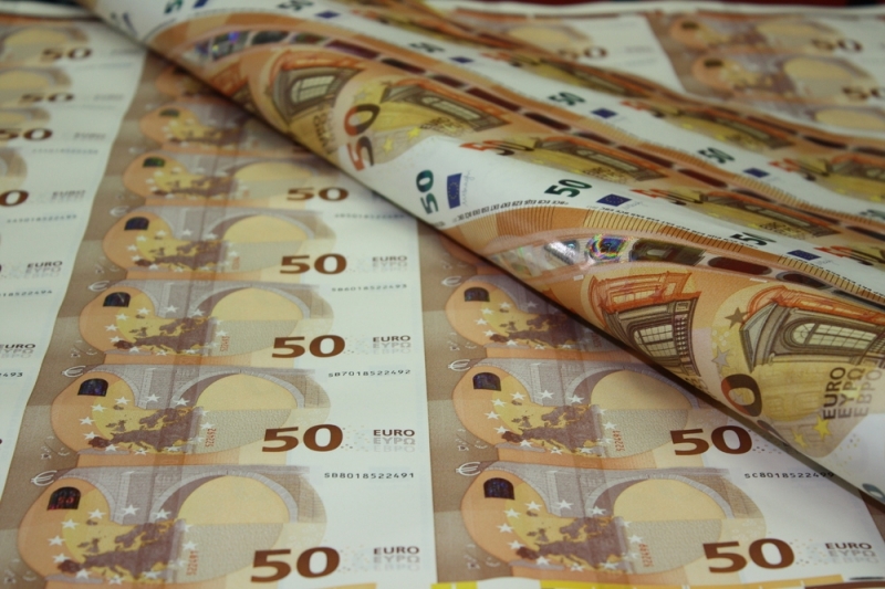Еврото продължава да засилва позициите си спрямо долара съобщават германски