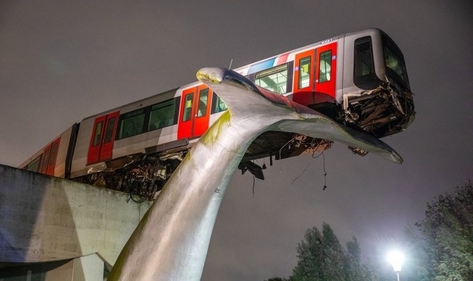 Метро влак обслужващ град Спийкенисе близо до Ротердам е разбил