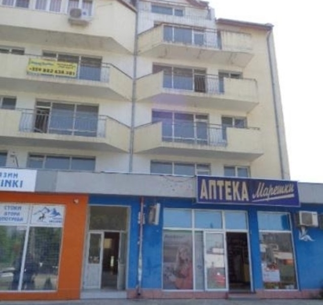 Частен съдебен изпълнител обяви за публична продан тристаен апартамент във