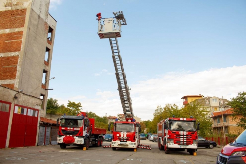 Мъж заклещил се на дърво вдигна на крак спасителните служби
