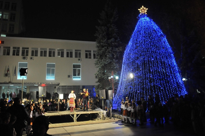 На 4 декември ще блесне Коледната елха на площад Жеравица