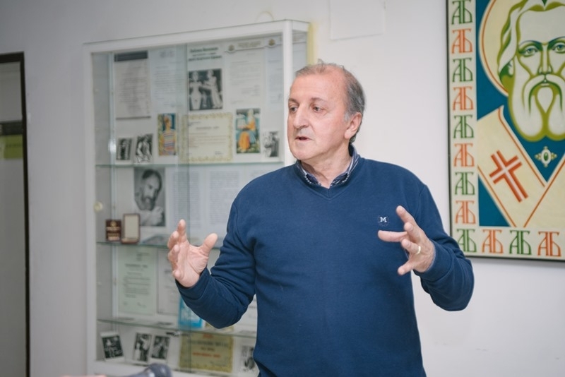 По покана на Градската художествена галерия Цветолюб Цоков подреди в