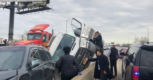 Губернаторът на Ню Йорк извади шофьор от катастрофирала кола. Той