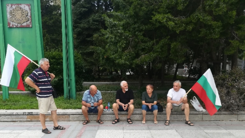 На площада пред сградата на общината във Видин снощи недоволни